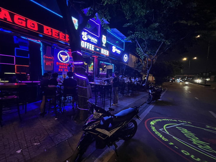 Many beverage joints are fined for playing ear-piercing music along Pham Van Dong Boulevard in Go Vap District, Ho Chi Minh City. Photo: Supplied by the Go Vap Police
