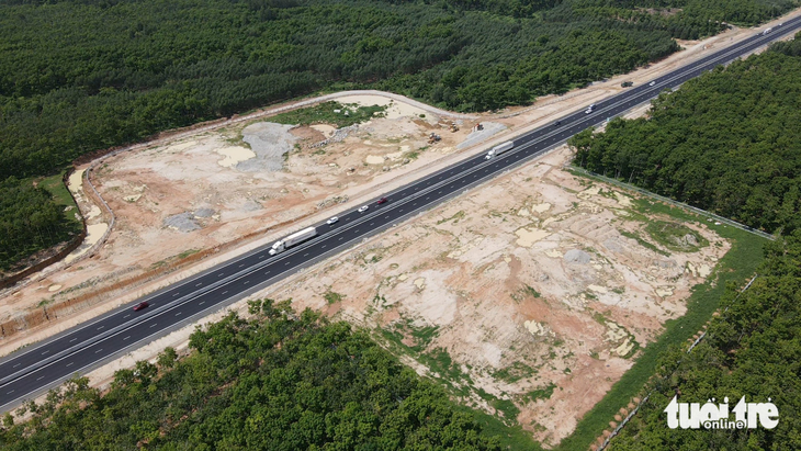 An aerial view of two land lots designated for the construction of two rest stops along the Phan Thiet-Dau Giay Expressway in Ham Tan District, Binh Thuan Province, south-central Vietnam. Photo: Duc Trong / Tuoi Tre