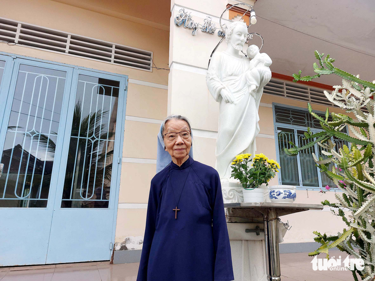 Anna Lucia Ri, a 89-year-old Vietnamese nun whose real name is Vo Thi Ri, directly took care of the former German vice-chancellor Philipp Rösler during his time at the Soc Trang Providence Convent, located in Soc Trang Province, southern Vietnam. Photo: Tong Khoa / Tuoi Tre