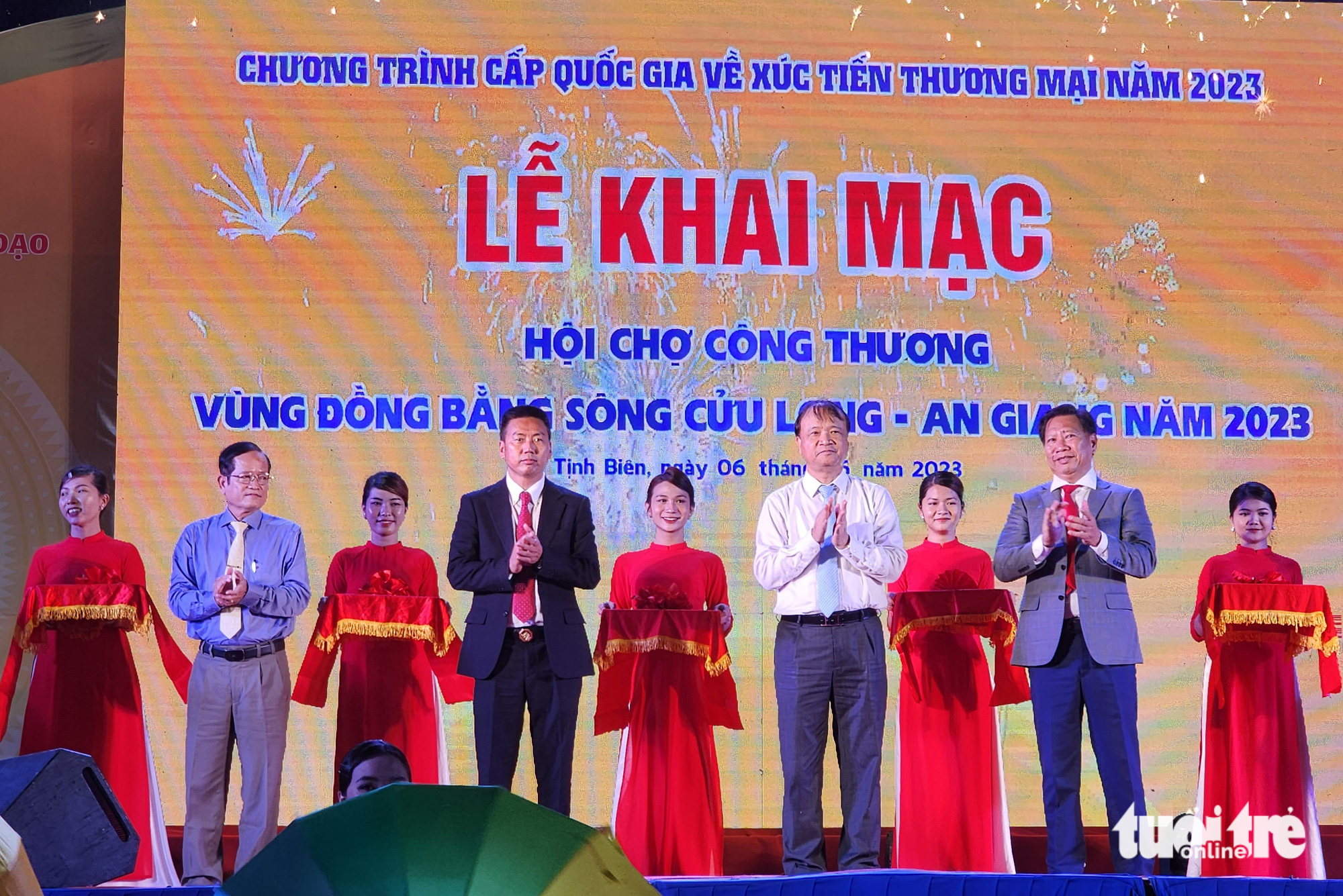 Deputy Minister of Industry and Trade Do Thang Hai (first row, R, 2nd) attends the opening ceremony of the trade fair in An Giang Province, southern Vietnam, June 6, 2023. Photo: Buu Dau / Tuoi Tre