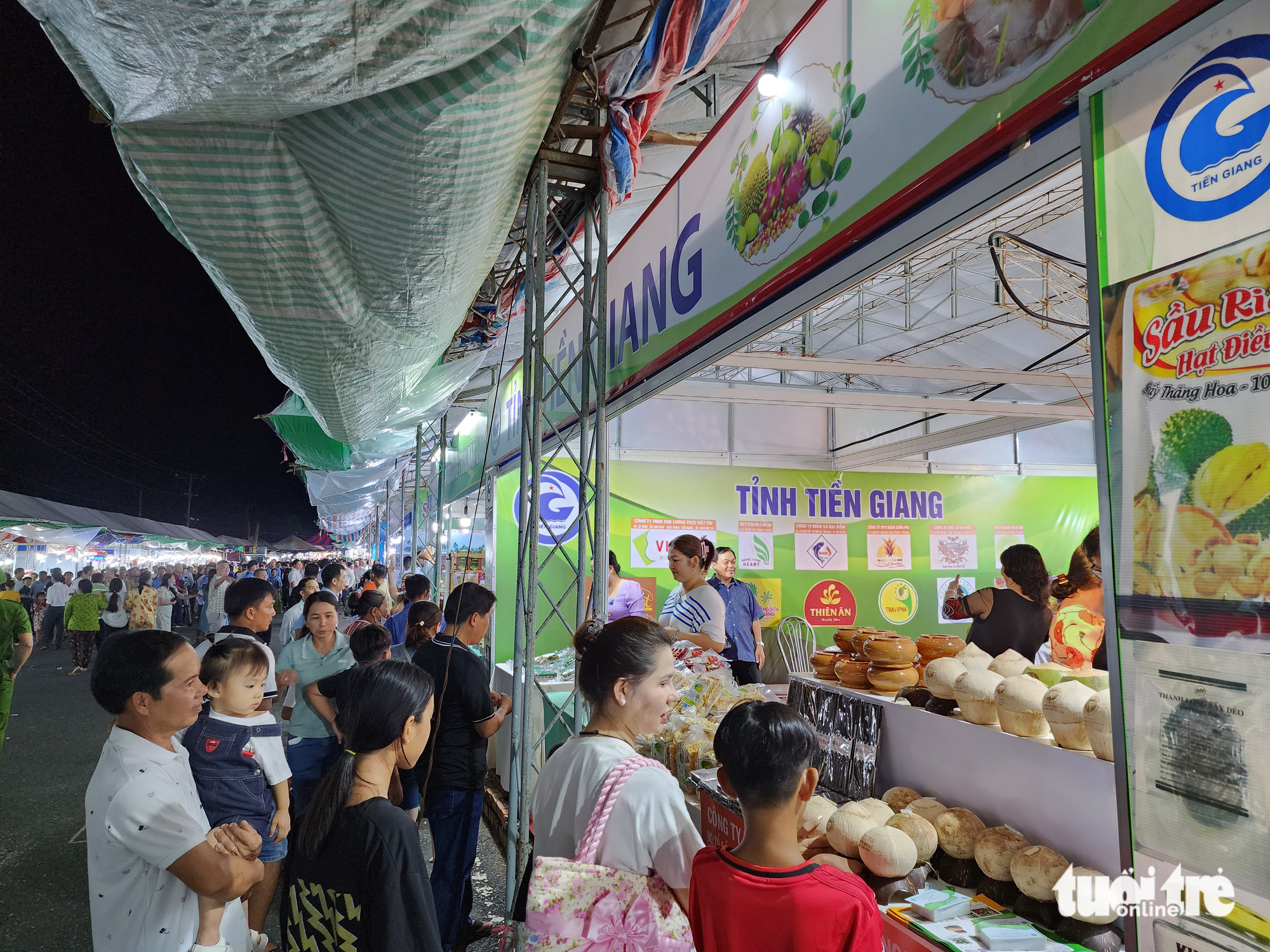 Thousands of visitors flock to a trade fair in An Giang Province, southern Vietnam, June 6, 2023. Photo: Buu Dau / Tuoi Tre
