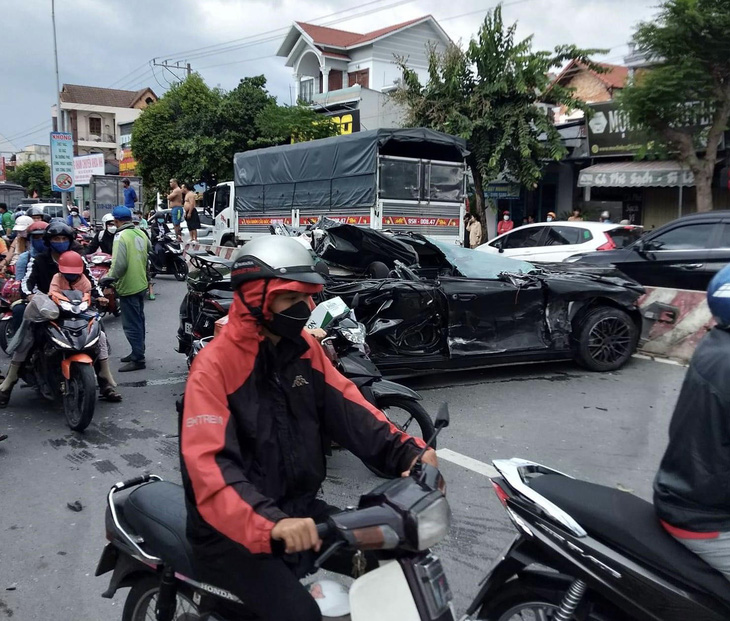 Car plows into motorbikes on Vietnam street