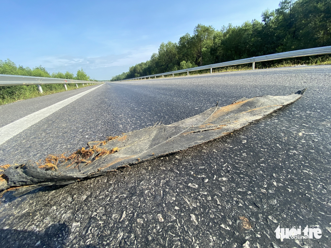 Many damaged parts from truck tires are seen on the expressway. Photo: Truong Trung / Tuoi Tre