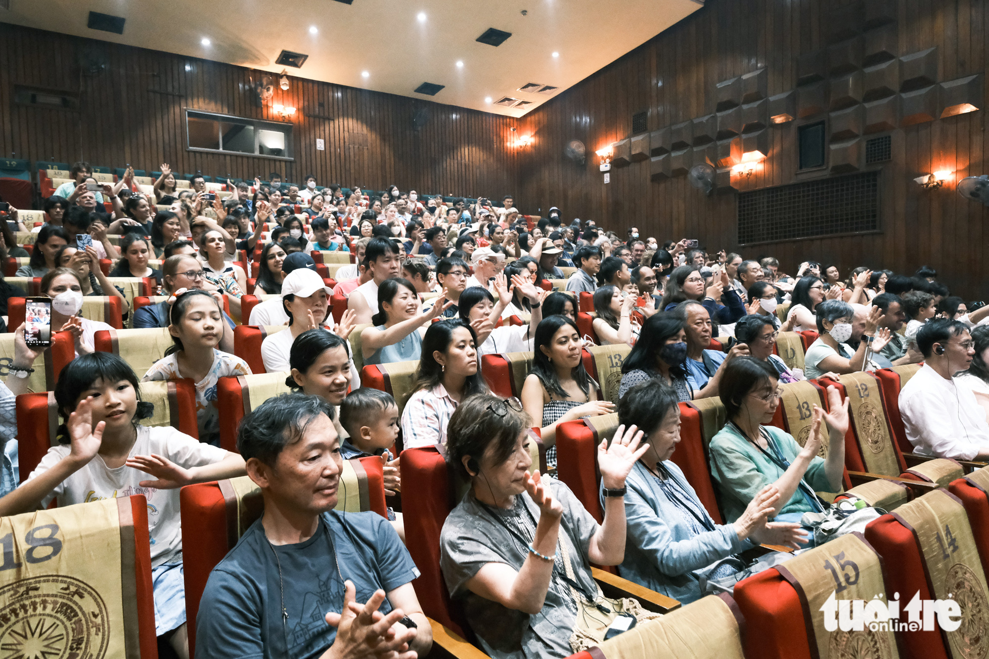 Viewers applaud a water puppet show. Photo: Mai Thuong / Tuoi Tre