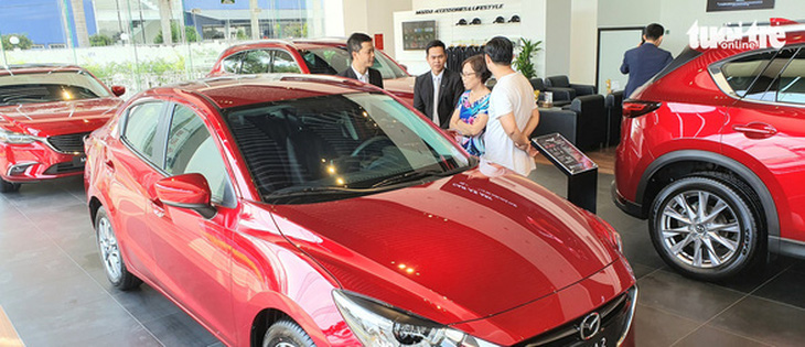 Vietnamese government orders extension of car registration fee cut