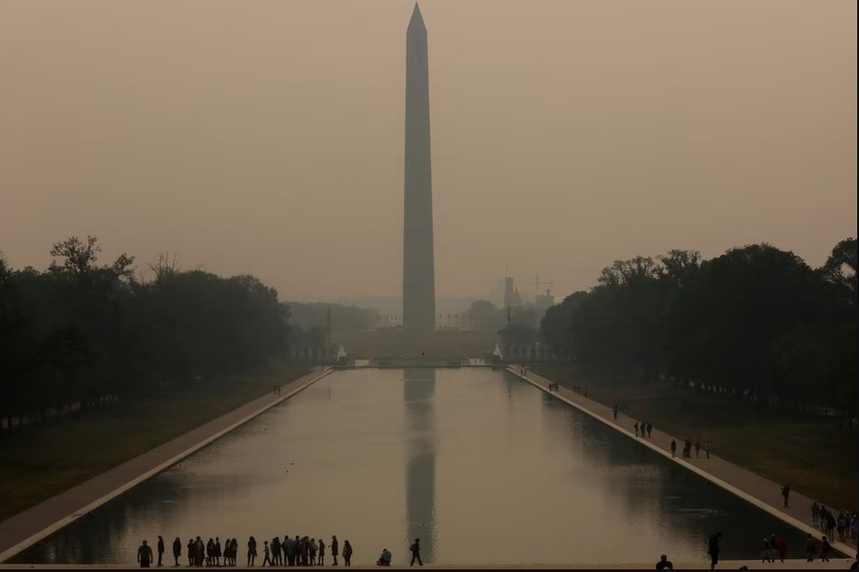 Smoke from wildfires in Canada blankets the Lincoln Memorial Reflecting Pool and the National Mall in Washington, U.S., June 7, 2023. Photo: Reuters