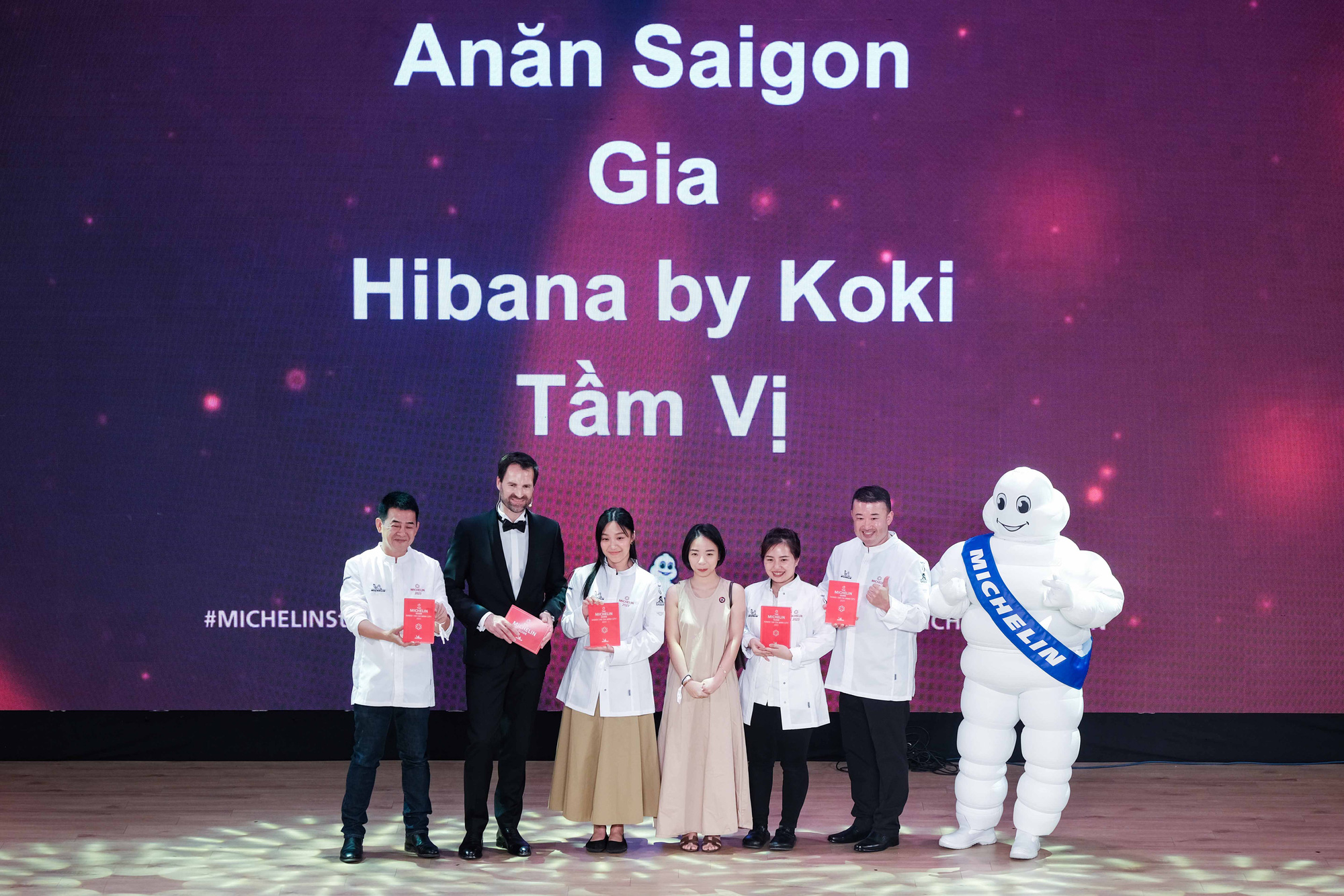This image shows representatives of Anan Saigon, Gia, Hibana by Koki, and Tam Vi receiving one Michelin Star recognition for their restaurants at an awards ceremony held in Hanoi on June 6, 2023. Photo: Mai Thuong / Tuoi Tre