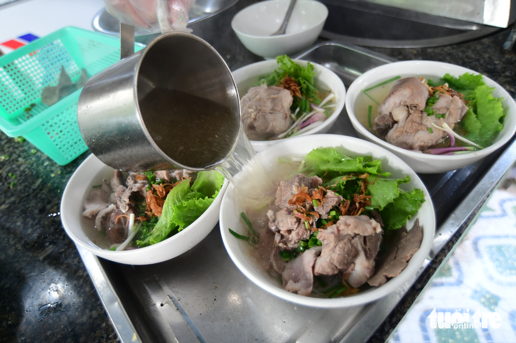 On the way from Ho Chi Minh City to Ba Ria-Vung Tau Province tourists can stop to have breakfast at the Quoc ‘hu tieu’ (rice noodles) and ‘banh canh’ (rice spaghetti) restaurant which is over 30 years old. The restaurant is must-visit venue in Ba Ria-Vung Tau Province