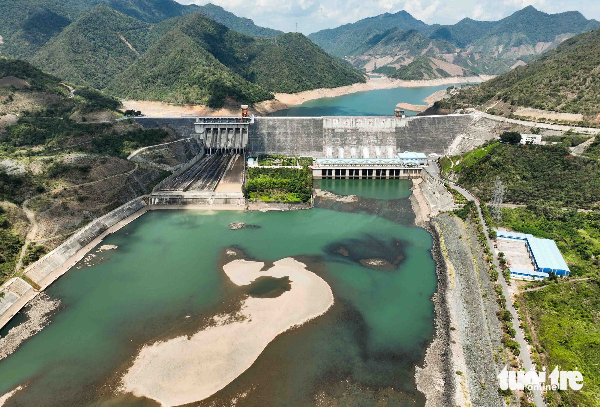 The record-low water levels of a downstream area of the Son La hydropower reservoir, the largest of its kind in Vietnam. Photo: Nguyen Khanh / Tuoi Tre