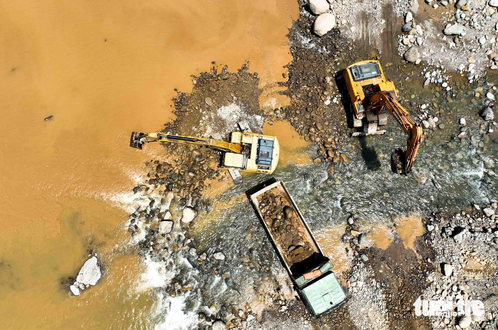 Excavators dredge up stones to clear a downstream section of the Son La hydropower reservoir. Photo: Nguyen Khanh / Tuoi Tre