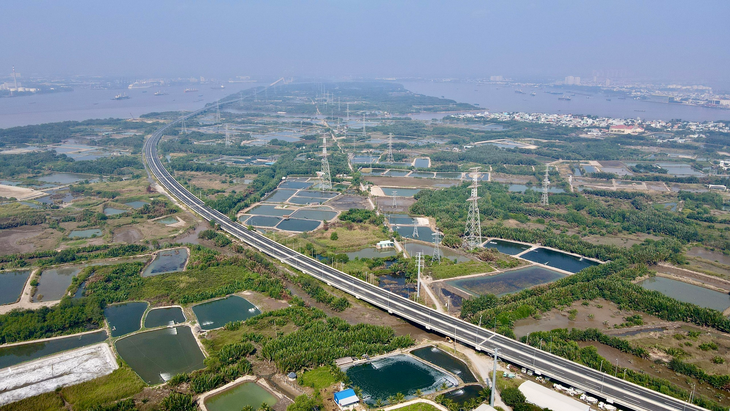 Contractors file lawsuit against investor of expressway project in southern Vietnam