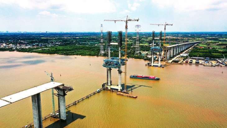 The Phuoc Khanh Bridge on the Ben Luc - Long Thanh Expressway spans the Long Tau River and connects Can Gio District, Ho Chi Minh City and Nhon Trach District, Dong Nai Province. Photo: Quang Dinh / Tuoi Tre