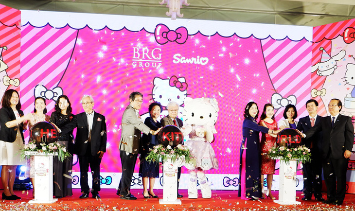 Delegates attend the ground-breaking ceremony of the Sanrio Hello Kitty World Hanoi project in Tay Ho District, Hanoi. Photo: B.N. / Tuoi Tre
