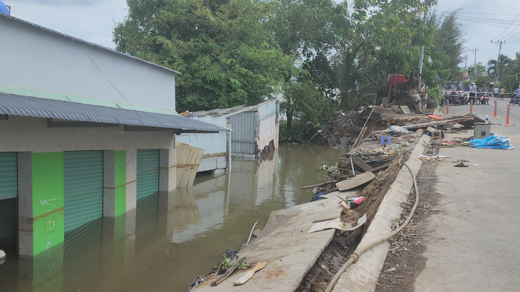 7 houses fall into river in Vietnam’s Long An