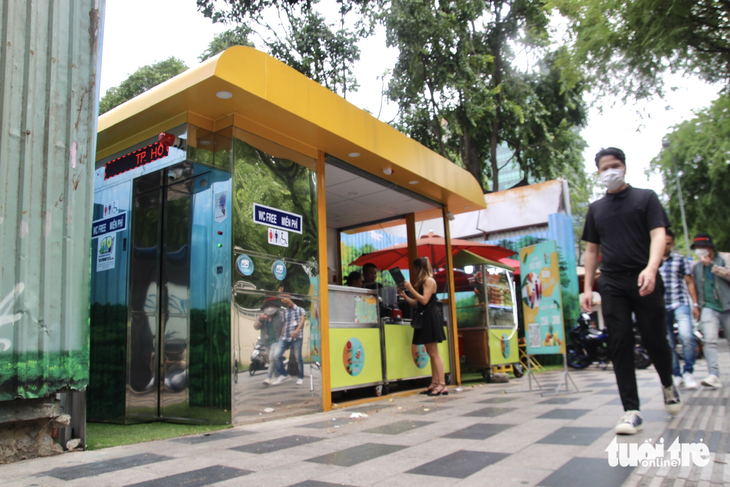 A bathroom featuring a shopping booth is open to the public free of charge. Photo: Luu Duyen / Tuoi Tre