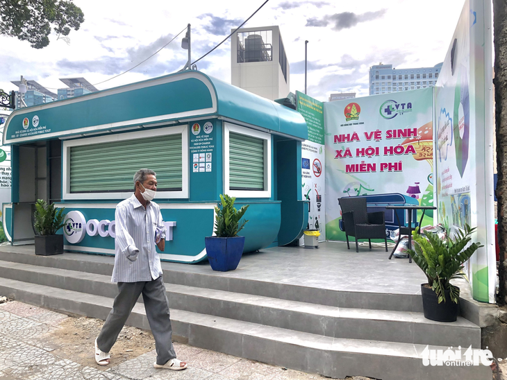In late May, two public toilets built on vacant land lots on Nguyen Trung Truc and Nguyen Hue Streets were put into operation. They are smart standard bathrooms costing VND500 million (US$21,350) each. Photo: Luu Duyen / Tuoi Tre