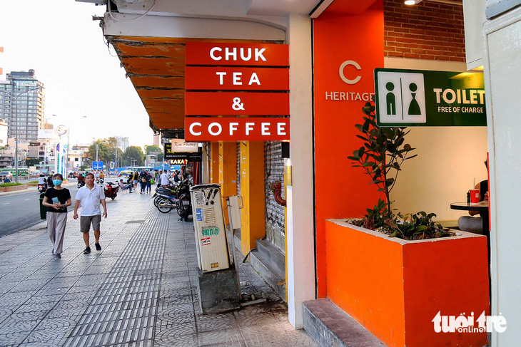 A coffee shop on Le Loi Street in District 1, Ho Chi Minh City offers free toilet service to residents and tourists. Photo: Phuong Quyen / Tuoi Tre