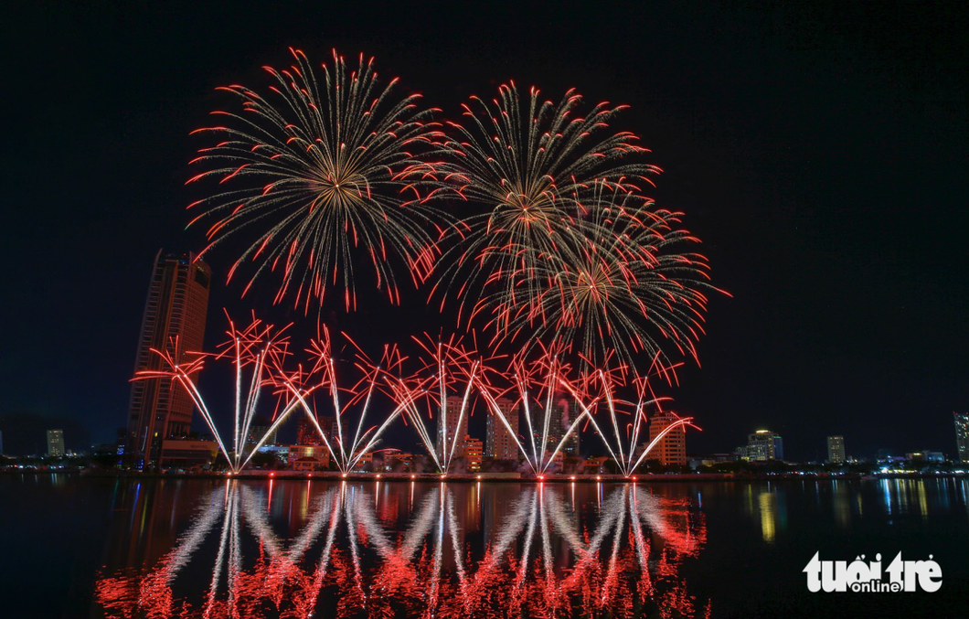 The fireworks performance by team Arteventia from France at the DIFF 2023 in Da Nang City, central Vietnam on June 10, 2023. Photo: Courtesy of organize