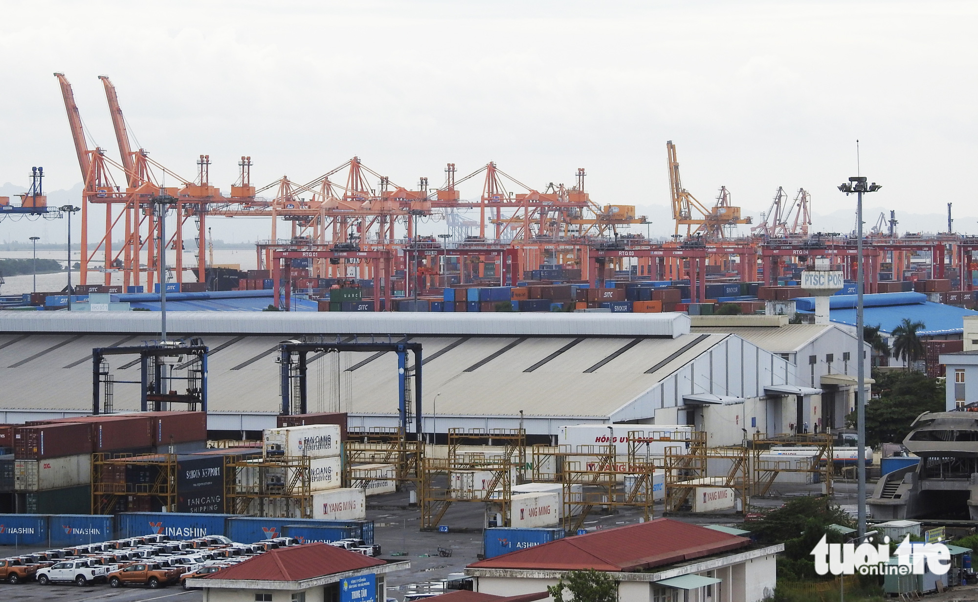 Repeated blackouts have disrupted the operation of cold storage warehouses and many other activities at the Hai Phong Port in the namesake northern city. Photo: Tien Thang / Tuoi Tre