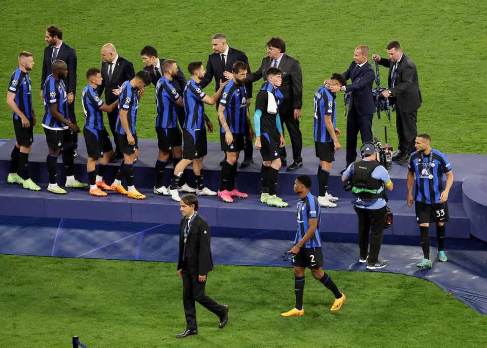 Soccer Football - Champions League Final - Manchester City v Inter Milan - Ataturk Olympic Stadium, Istanbul, Turkey - June 10, 2023 Inter Milan players receive their runners up medal from UEFA president Aleksander Ceferin. Photo: Reuters