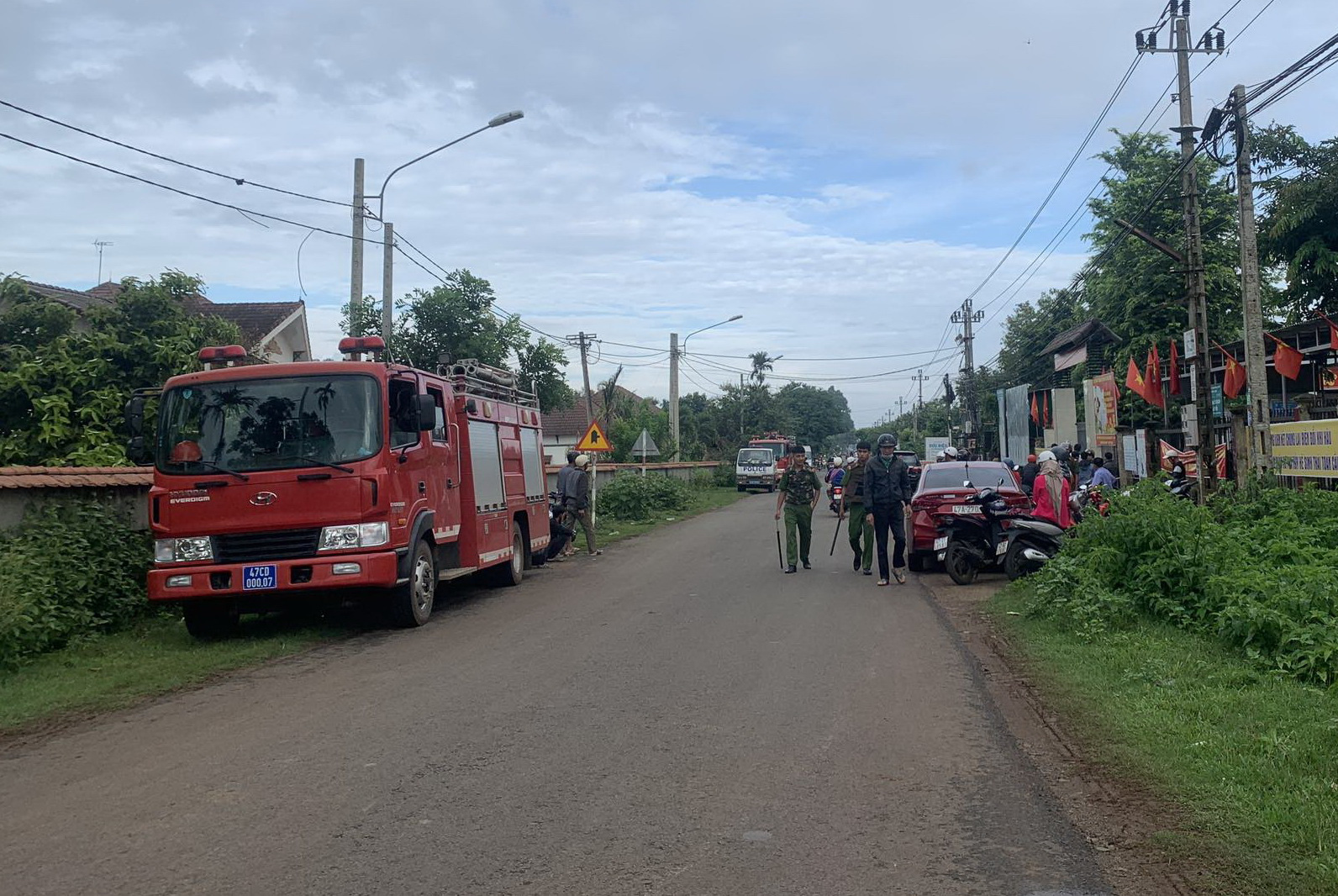 The police and military forces cordon off the scene of a fatal armed group attack against local police stations in Cu Kuin District, Dak Lak Province, located in Vietnam’s Central Highlands region, June 11, 2023. Photo: T.X. / Tuoi Tre