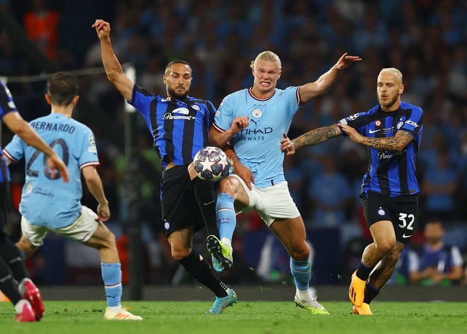 Soccer Football - Champions League Final - Manchester City v Inter Milan - Ataturk Olympic Stadium, Istanbul, Turkey - June 10, 2023 Inter Milan's Danilo D'Ambrosio and Federico Dimarco in action with Manchester City's Erling Braut Haaland. Photo: Reuters