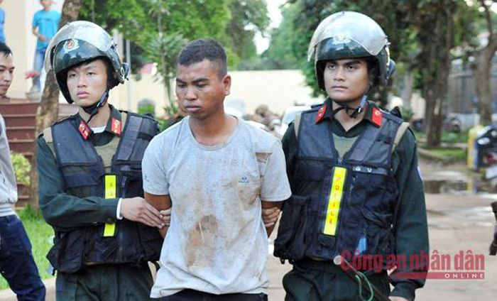 One of armed attackers is arrested. Photo: Cong An Nhan Dan (People’s Police) newspaper