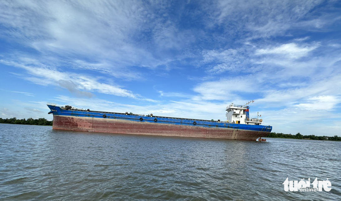 The ship entangled in the power line causes a power cut in the entire Tan Phong Commune, Cai Lay District, Tien Giang Province, southern Vietnam. Photo: Hoai Thuong / Tuoi Tre