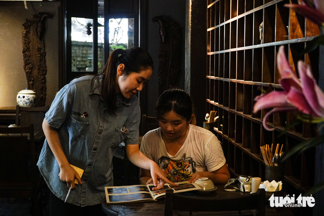 Jennifer, a Canadian tourist, said that Vietnamese food is tasty and cheap. Photo: Nguyen Hien / Tuoi Tre