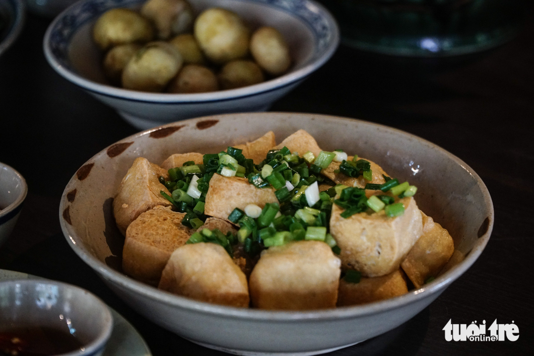 Tofu fried with scallion at Tam Vi Restaurant in Hanoi. Photo: Nguyen Hien / Tuoi Tre