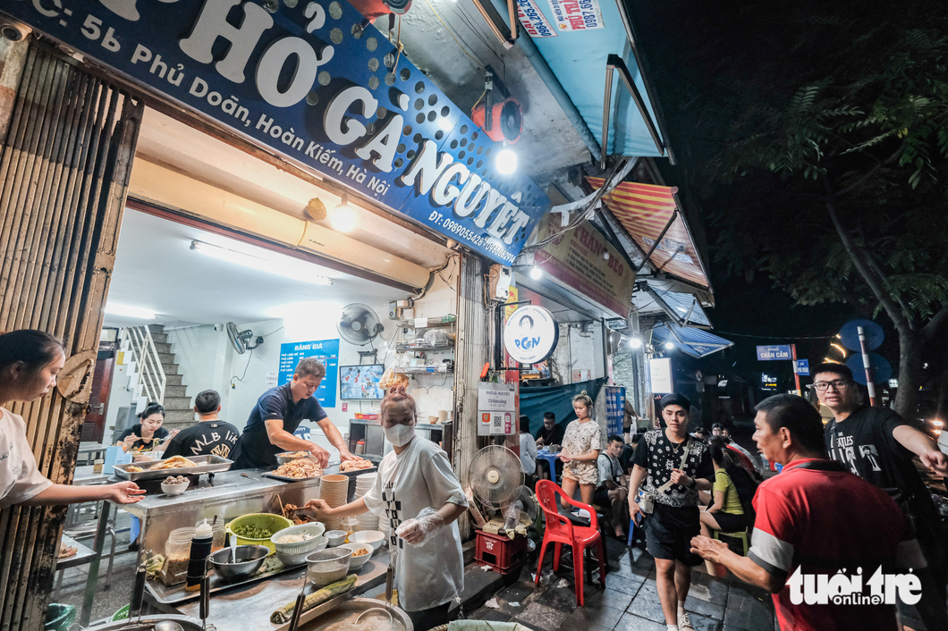 Nguyet Chicken Pho Eatery on Phu Doan Street in Hoan Kiem District is serving diners at night. Photo: Mai Thuong / Tuoi Tre