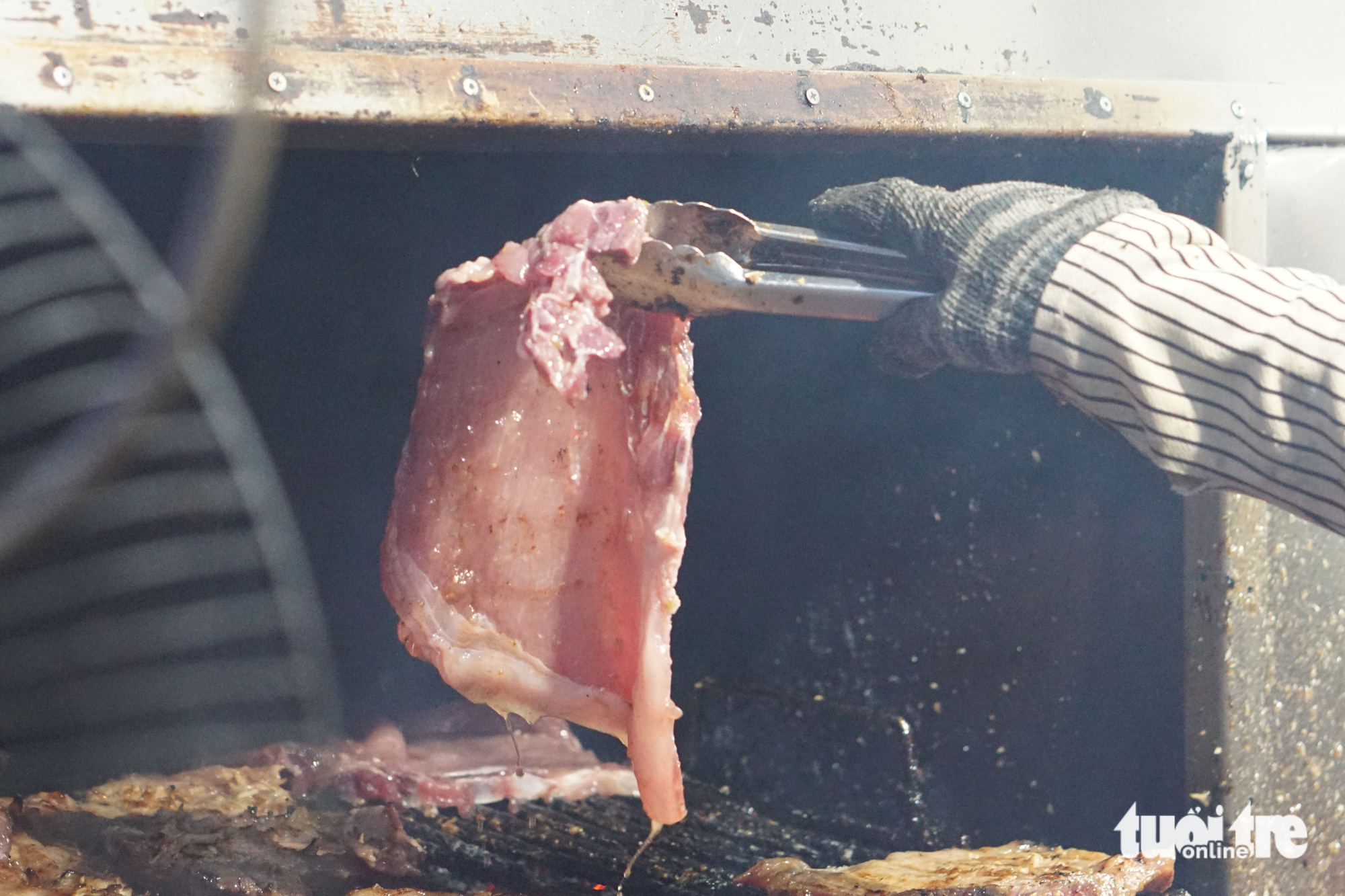 Each grilled rib served at the eatery weighs some 450-500 grams. Photo: Tran Mac / Tuoi Tre