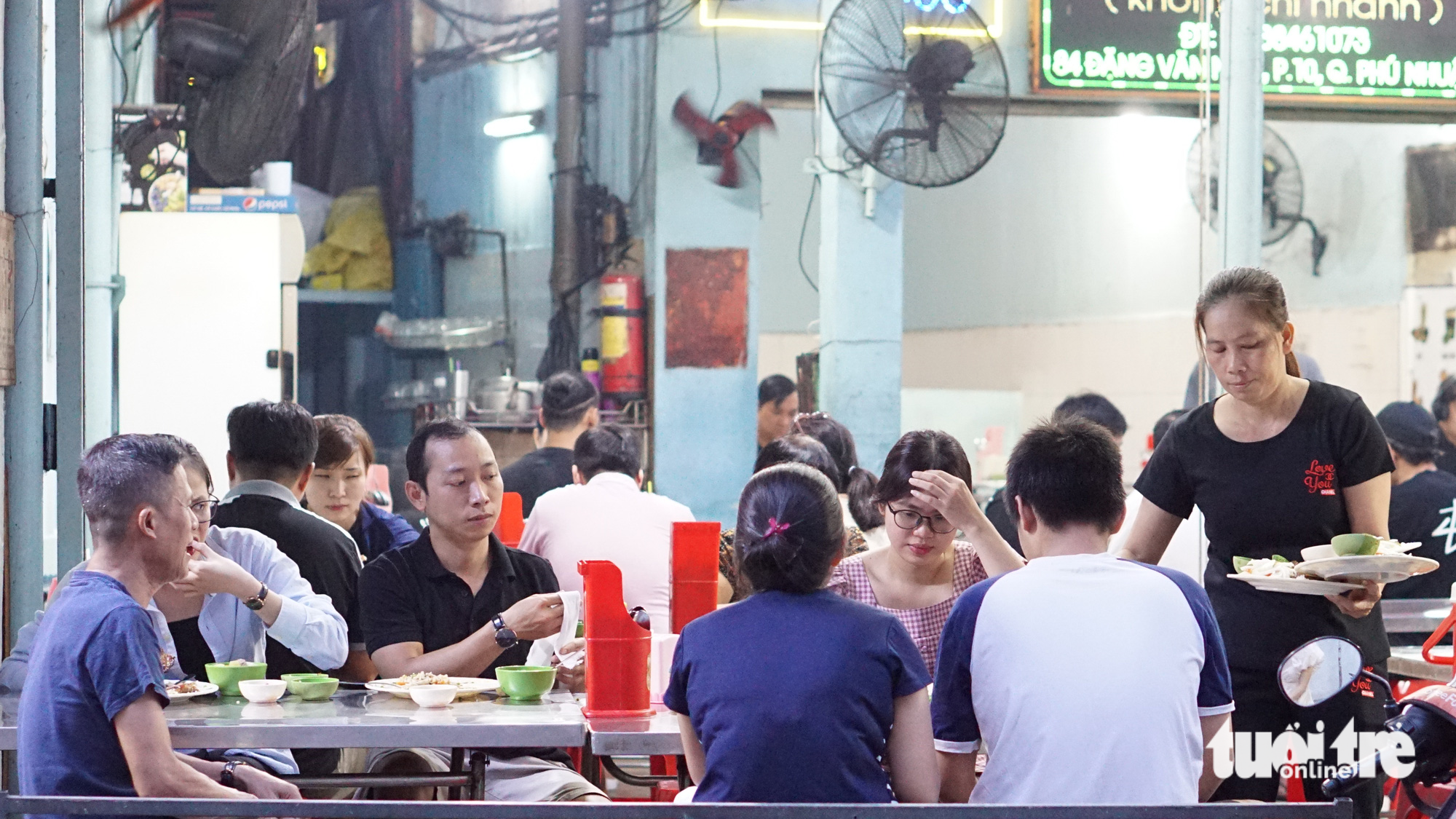 Customers usually pack the eatery between 11:00 am and 12:00 pm. Photo: Tran Mac / Tuoi Tre