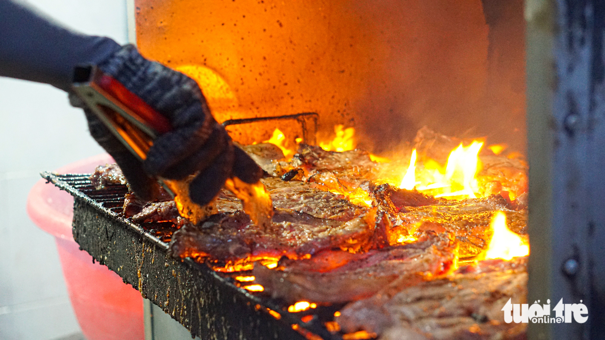 Pork ribs are grilled on a charcoal grill. Photo: Tran Mac / Tuoi Tre