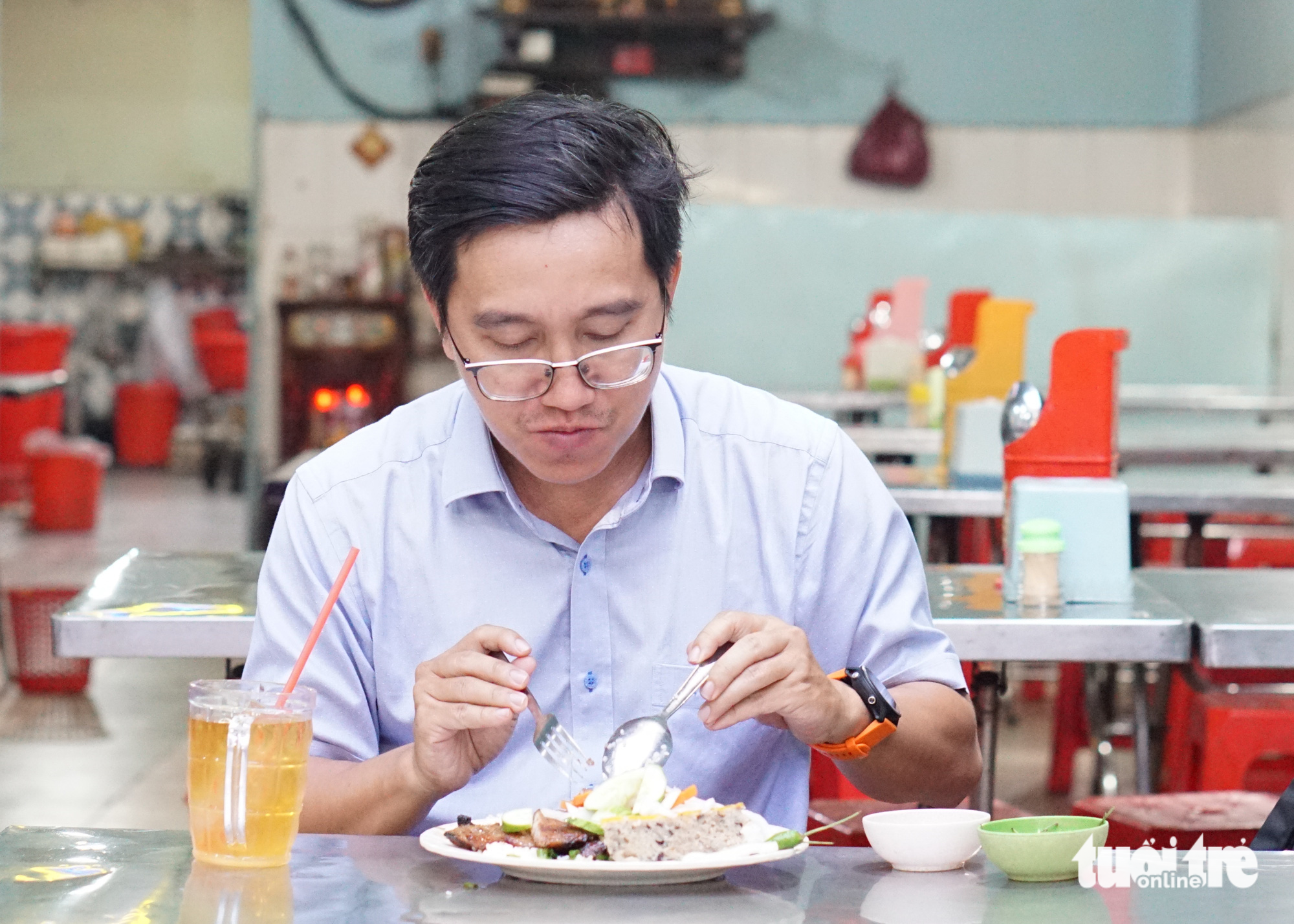 Duong The Phong, 43, residing in Tan Binh District, has been a regular face of the eatery for 20 years. Photo: Tran Mac / Tuoi Tre