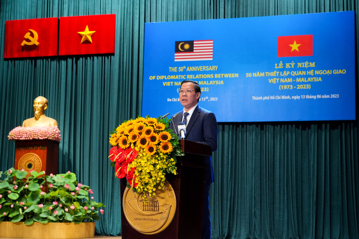 Chairman of the Ho Chi Minh City People’s Committee Phan Van Mai delivers a speech at the ceremony to mark the 50-year anniversary of Vietnam-Malaysia diplomatic ties in Ho Chi Minh City on June 13, 2023. Photo: Huu Hanh / Tuoi Tre