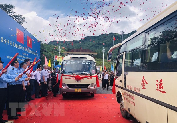 Delegates launch the transnational road passenger transport service between Vietnam’s Lai Chau Province and China’s Yunnan Province, June 13, 2023. Photo: Vietnam News Agency