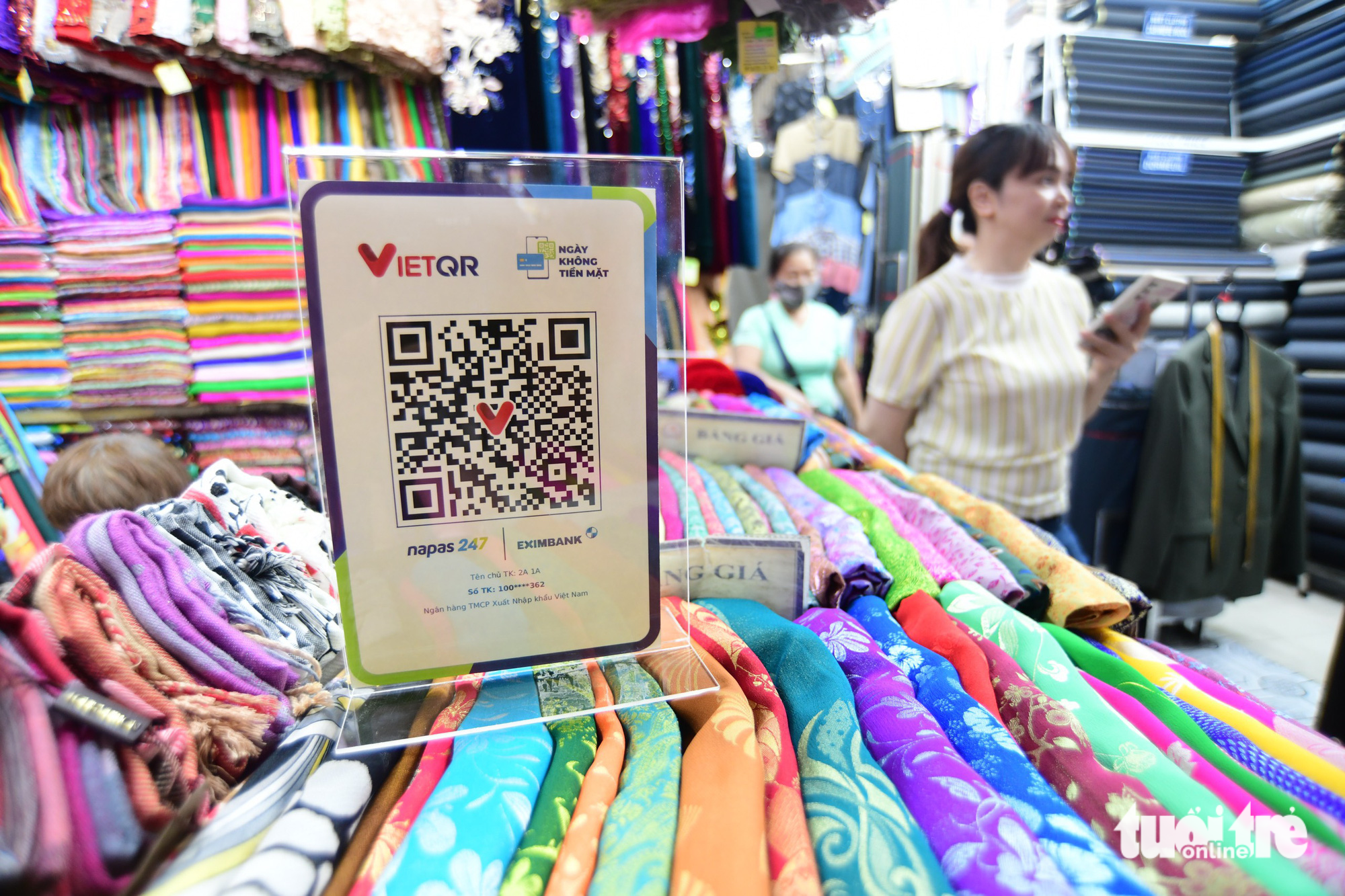 More markets in Ho Chi Minh City will adopt the cashless payment method in the upcoming period. Photo: Quang Dinh / Tuoi Tre