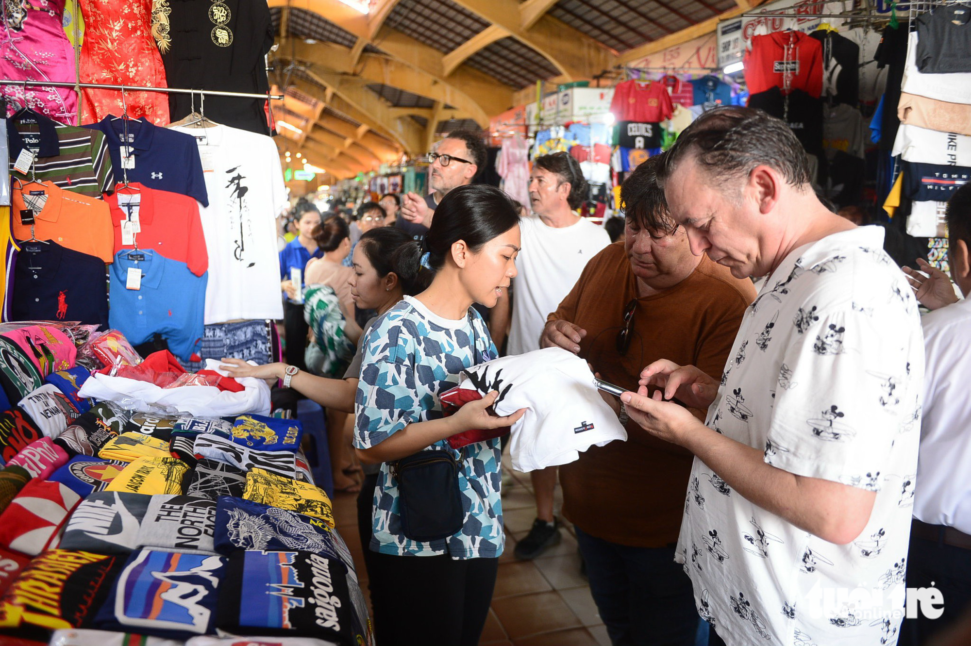 International visitors go shopping at Ben Thanh Market. Photo: Bong Mai / Tuoi Tre