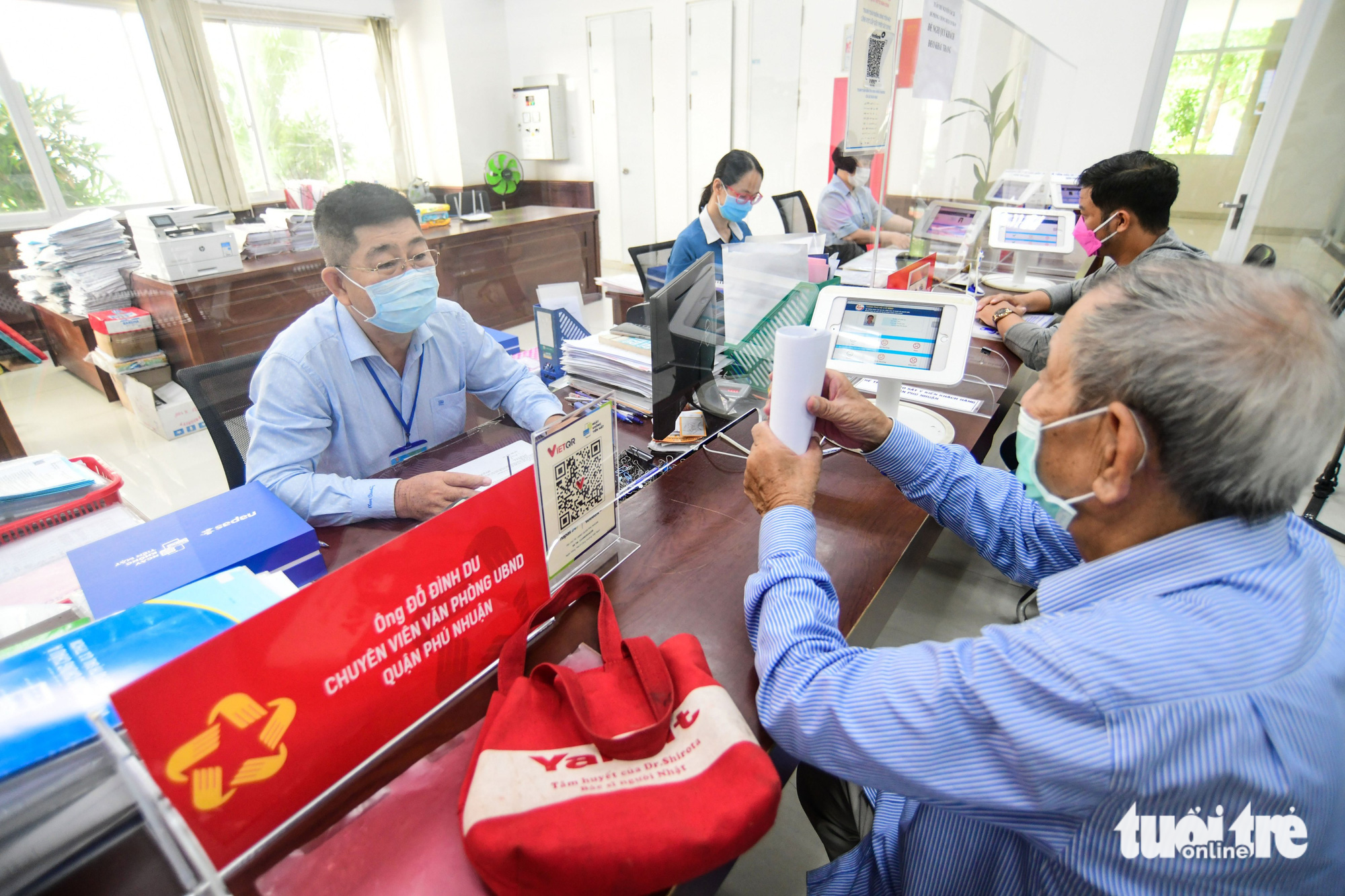 Cashless transactions in administrative agencies in Ho Chi Minh City are on the high rise. Photo: Q. Dinh / Tuoi Tre