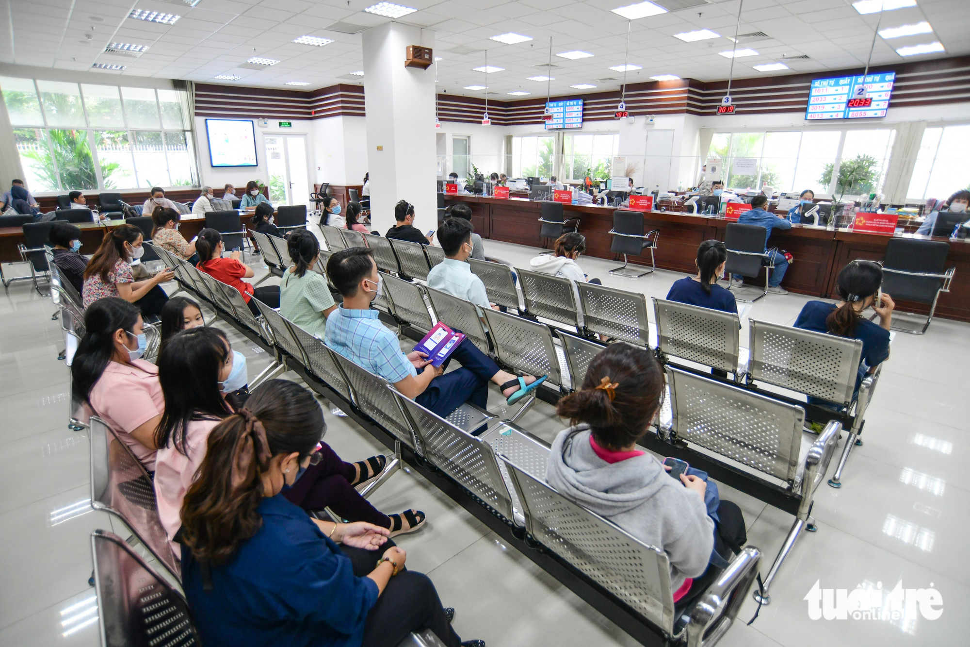 A photo shows residents waiting for their turn to conduct administrative procedures in the headquarters of the People’s Committee’s Ward 9 in Phu Nhuan District on June 14, 2023. Photo: Q. Dinh / Tuoi Tre