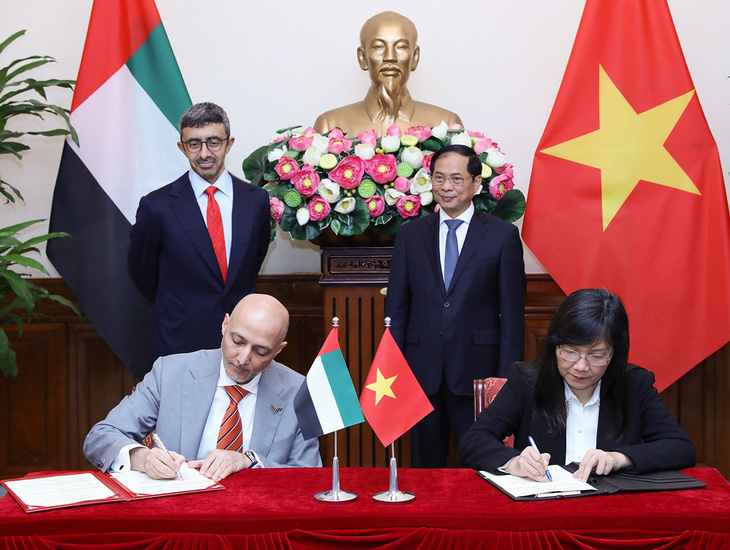 Vietnamese Minister of Foreign Affairs Bui Thanh Son (R, back row) and UAE Minister of Foreign Affairs Abdullah bin Zayed Al Nahyan (L, back row) witness the signing of a cooperative agreement between the two nations’ diplomatic institutes. Photo: Vietnamese Ministry of Foreign Affairs