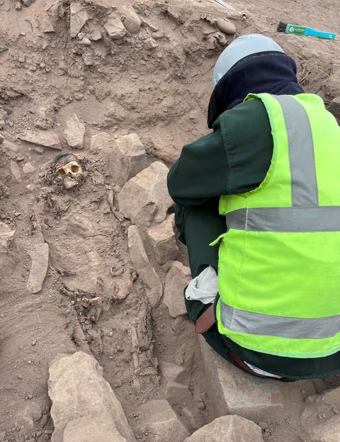 An archaeologist works at the excavation site of a pre-Hispanic burial next to a mummy believed to be from the Manchay culture, which developed in the valleys of Lima between 1,500 and 1,000 BCE, in Lima, Peru, June 14, 2023. Photo: Reuters