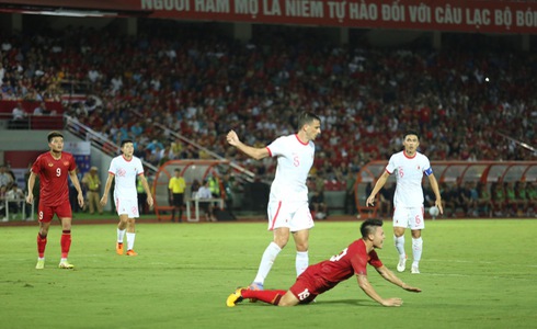 Hong Kong defender Helio Goncalves brings down Vietnamese midfielder Nguyen Quang Hai in the penalty area during their friendly match at Lach Tray Stadium in Hai Phong City, northern Vietnam, June 15, 2023. Photo: D.K. / Tuoi Tre