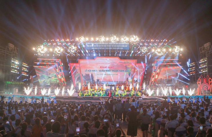 The launch ceremony of the Grape – Wine Festival in Ninh Thuan Province attracted throngs of locals and tourists. Photo: Duy Ngoc / Tuoi Tre