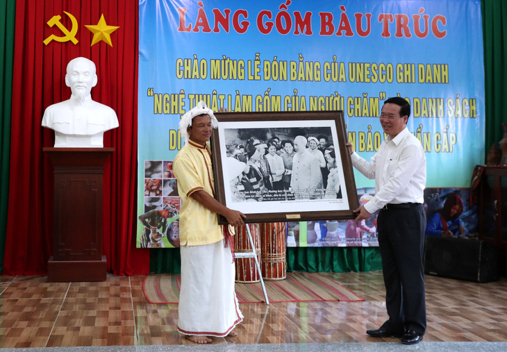 State President Vo Van Thuong (R) presents a gift to the Bau Truc heritage village. Photo: N.P. / Tuoi Tre