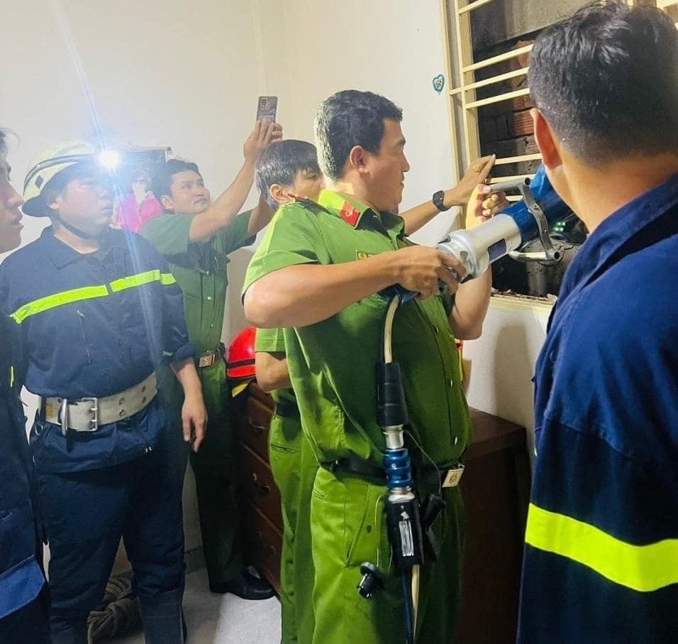 Police officers used a hydraulic crimping tool to break a window on the third floor to rescue the young woman. Photo: Supplied