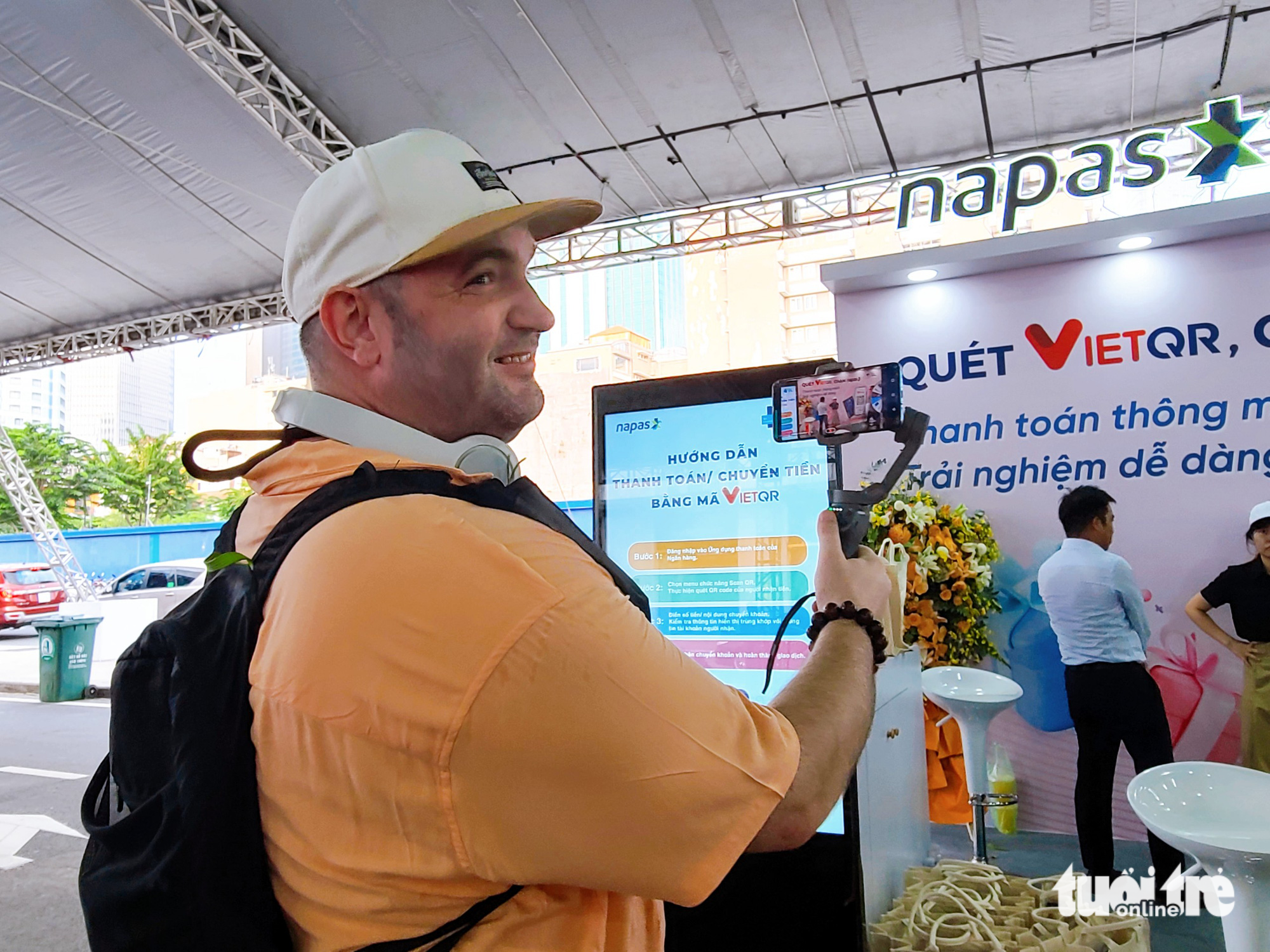 This image shows Chris, an American YouTuber, making a vlog to introduce the Cashless Festival that opened in Ho Chi Minh City on June 16, 2023. Photo: Nhat Xuan / Tuoi Tre