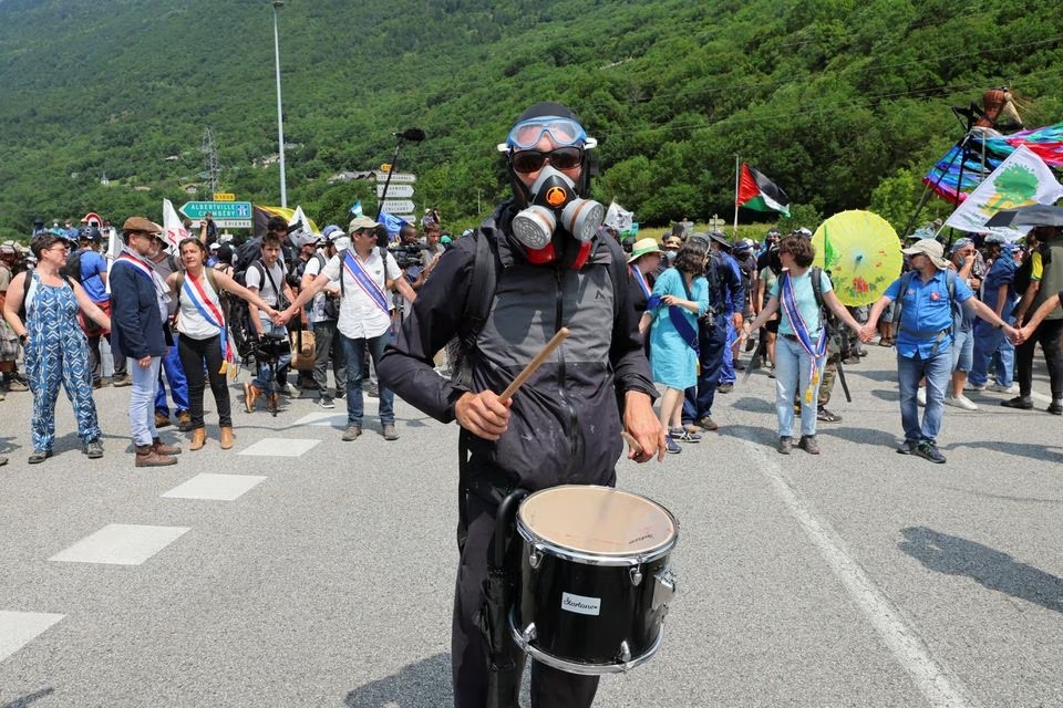 Activists take part in a protest against the Lyon-Turin rail link between France and Italy, near Saint-Jean-de-Maurienne, France, June 17, 2023. Photo: Reuters