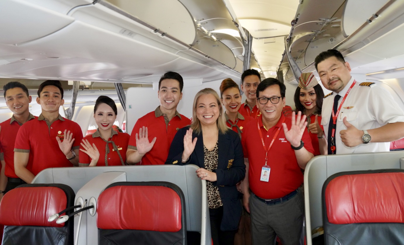 Vietjet CEO Dinh Viet Phuong (first row, R, 2nd) and Vietjet cabin crew members take the first flight on the newly-launched Ho Chi Minh City - Brisbane route